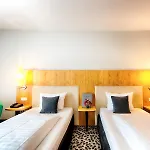 Four Points By Sheraton Plaza מלון 4*