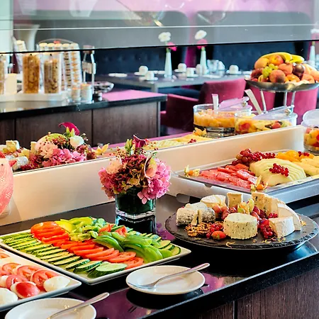 Four Points By Sheraton Plaza Hotel 4*