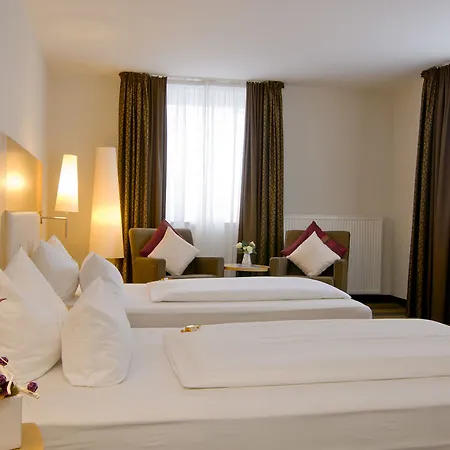 Four Points By Sheraton Plaza Hotel 4*